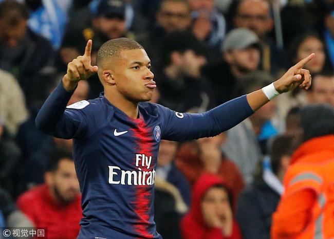 阿斯：阿拉巴正等待皇马的商讨电话，但俱乐部不着急与他续约（阿斯：阿拉巴静候皇马来电洽谈续约，俱乐部并不着急）