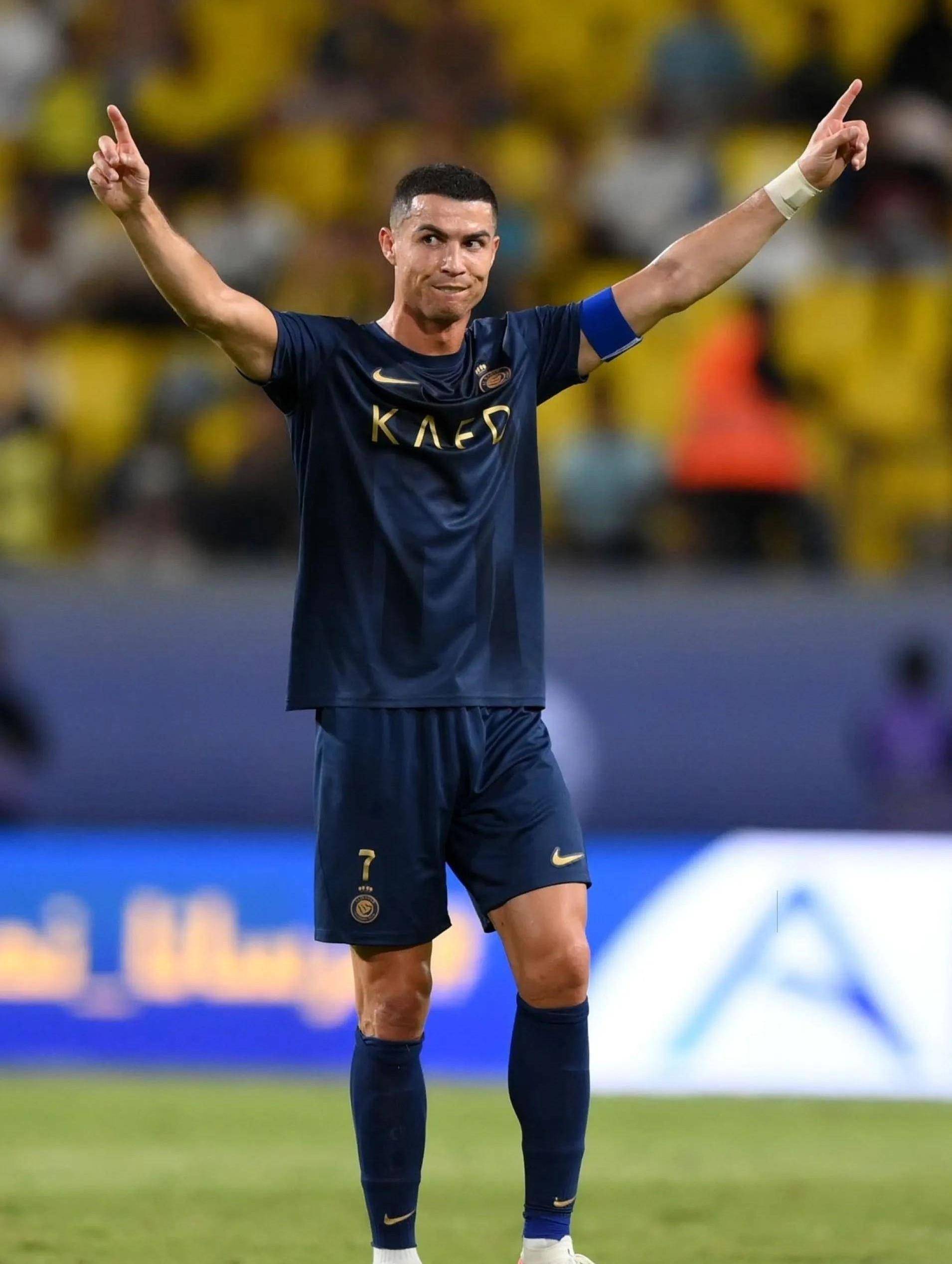 海港vs柔佛半场数据：射门3-12遭碾压，解围数14-5（海港战柔佛半场：射门3比12落下风，解围14比5占优）